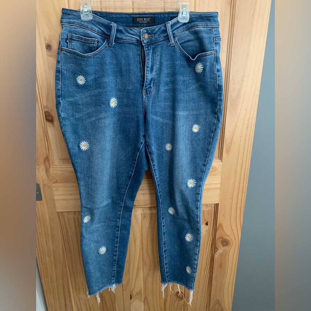 Judy Blue skinny fit jeans size 16W. Daisy design